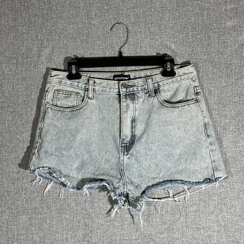 Light blue acid wash Pretty Little Thing‎ denim shorts